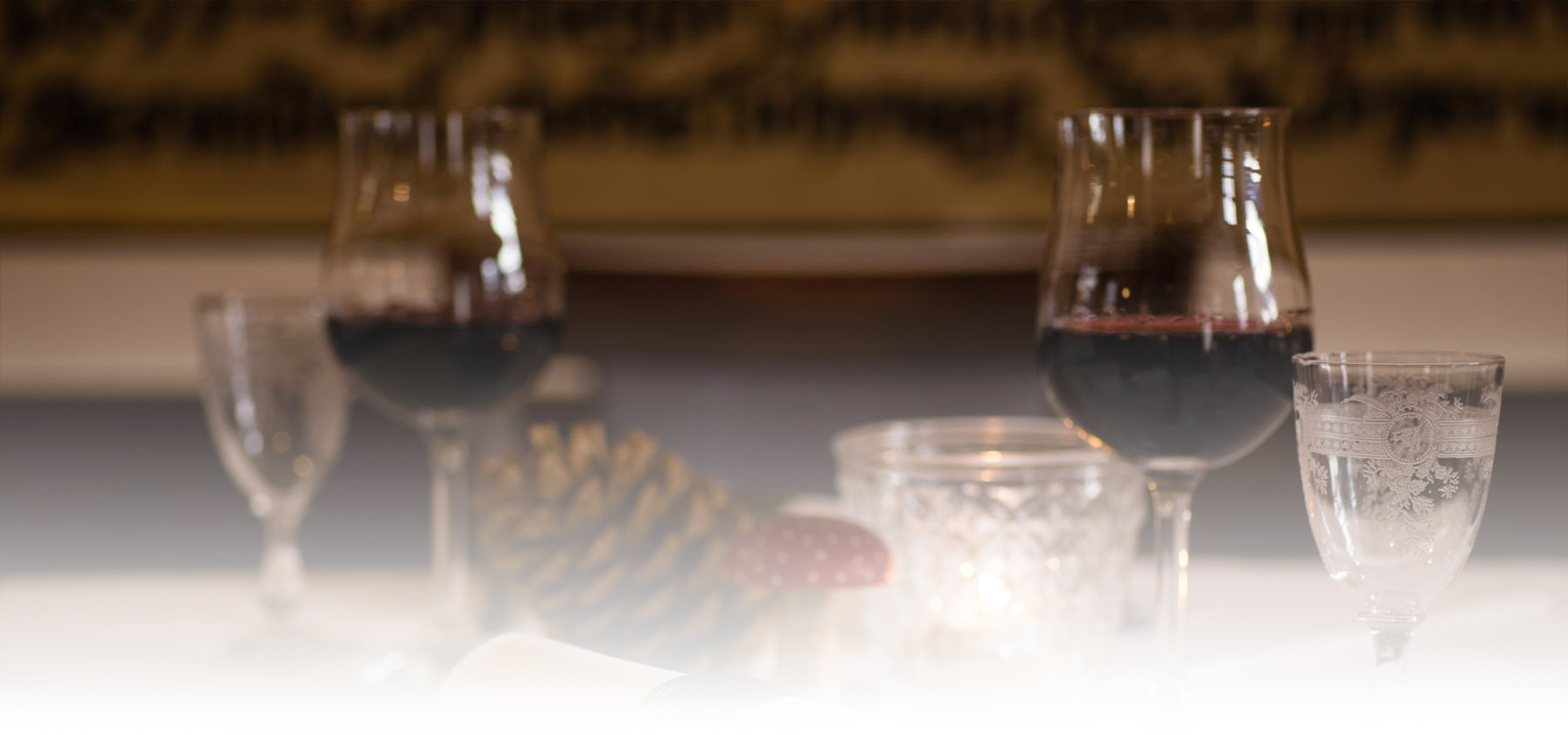 Zwei Gläser Wein im Restaurant