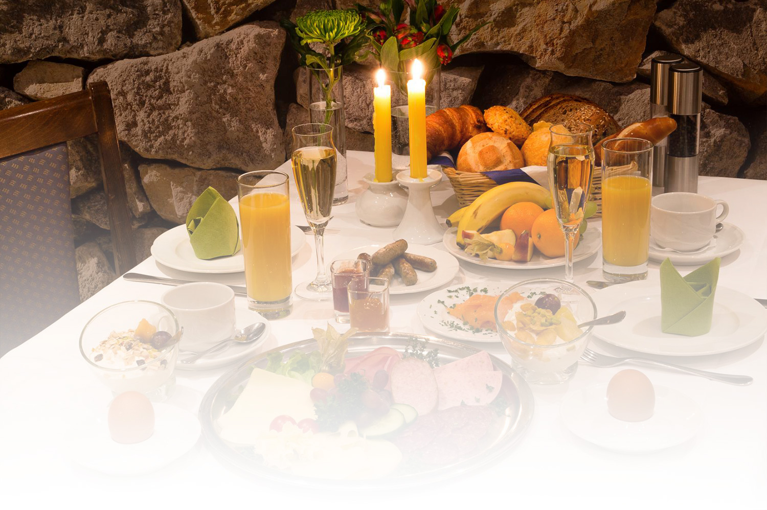 Reichlich gedeckter Frühstückstisch