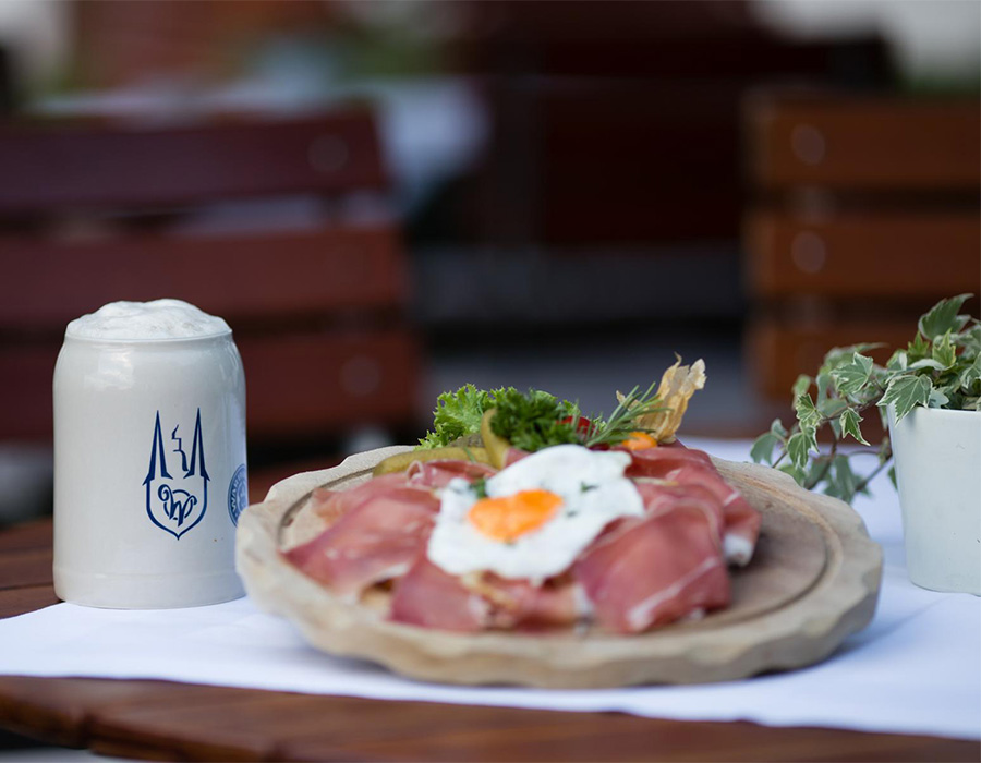 Schinken mit Ei und Bier im Biergarten