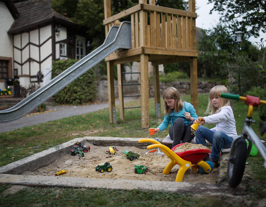 Spielende Kinder auf dem Spielplatz